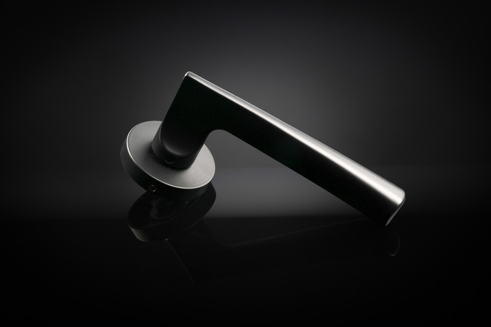 مزایا دستگیره رزت؛ زیبایی، امنیت و کارایی 3 دستگیره رزت با بکگراند مشکی و نورپردازی حرفهای