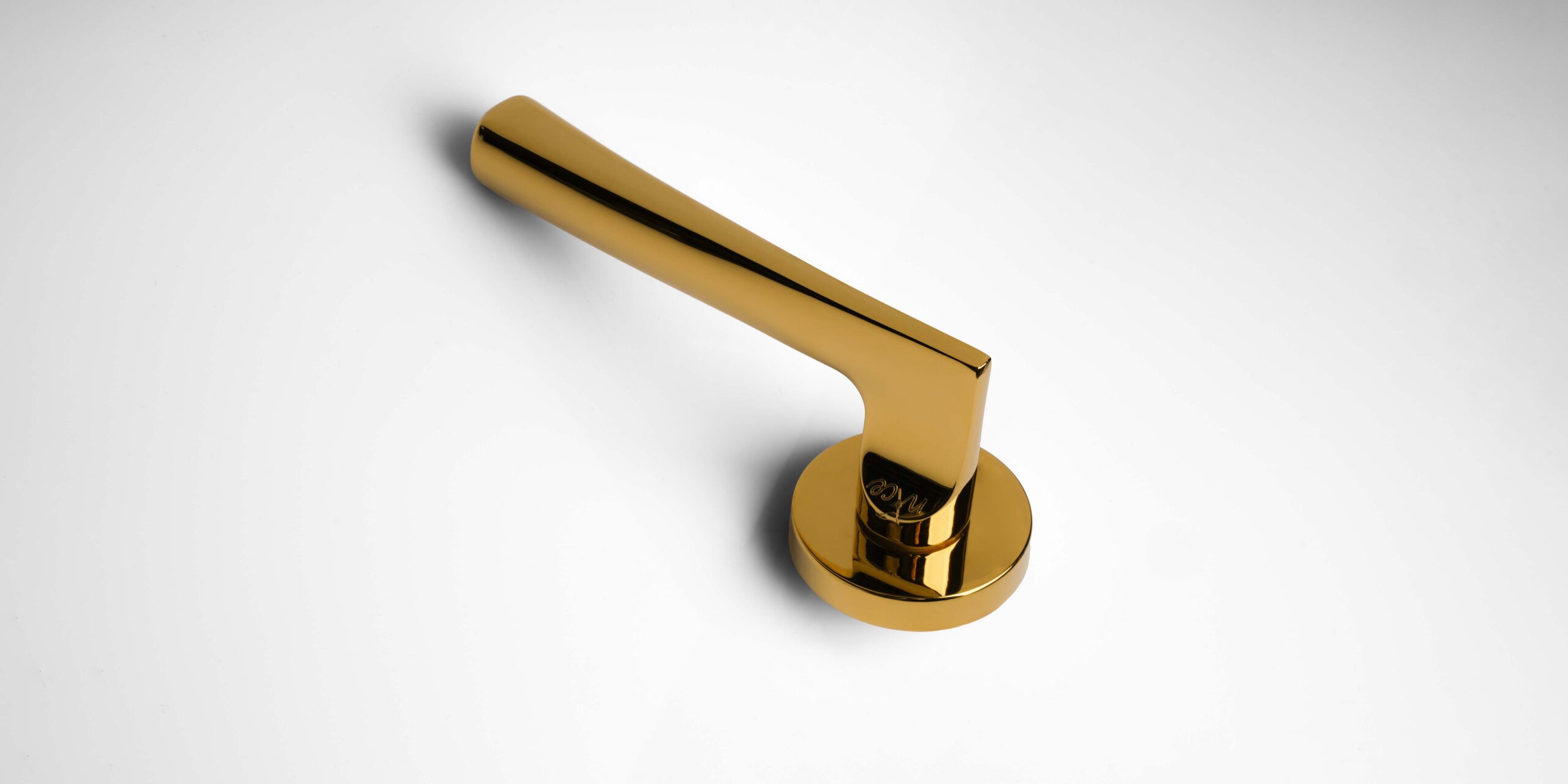 مزایا دستگیره رزت؛ زیبایی، امنیت و کارایی 4 دستگیره رزت براق با سطح صیقلی و جلوهای درخشان، مناسب فضاهای لوکس