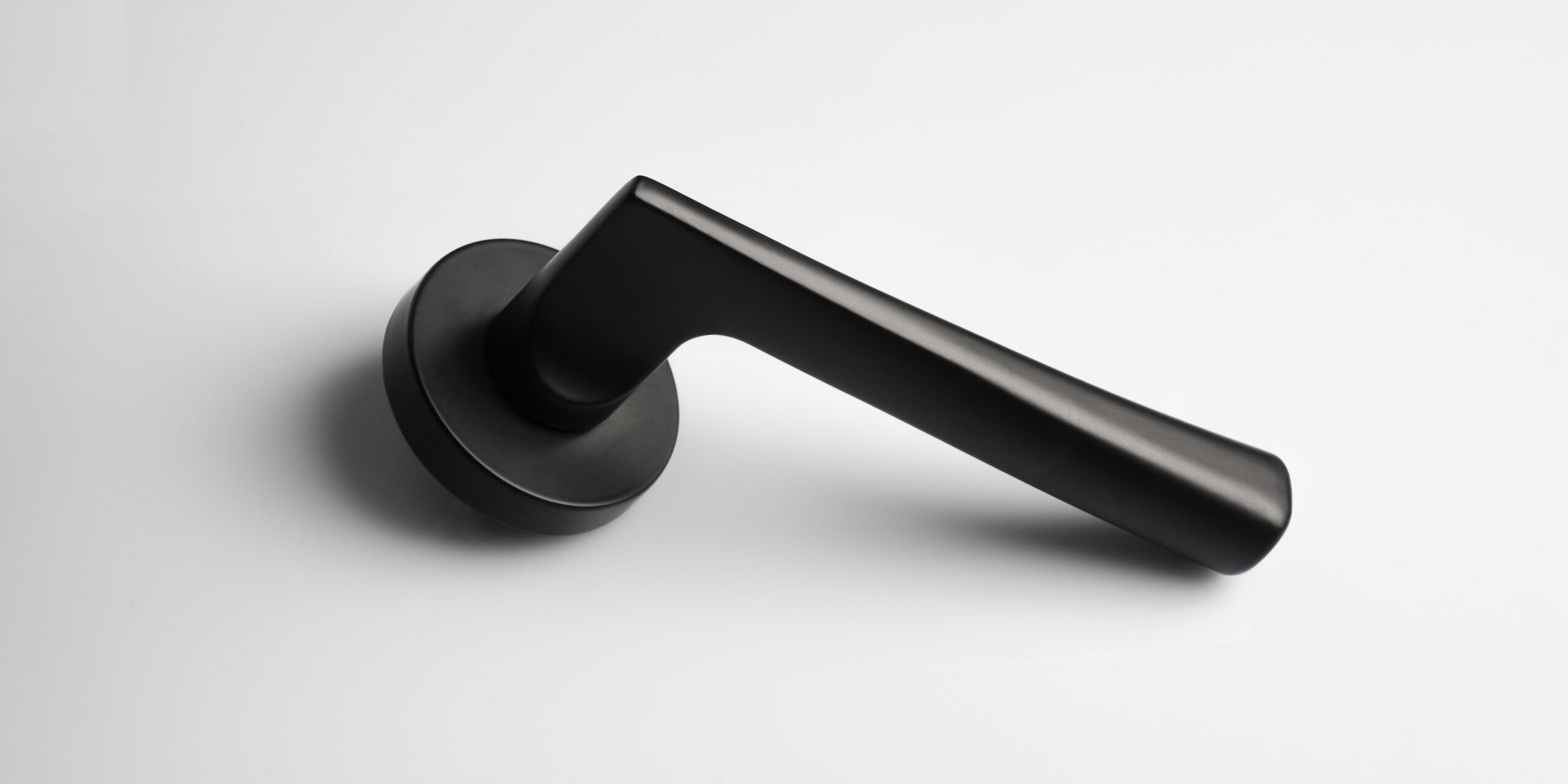 مزایا دستگیره رزت؛ زیبایی، امنیت و کارایی 5 دستگیره رزت مشکی با طراحی مینیمال و رنگ مات، هماهنگ با دکوراسیون مدرن